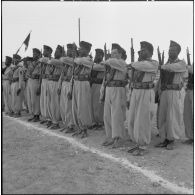 Troupes stationnées à Tindouf et rendant les honneurs.