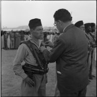 Tindouf. Jacques Soustelle procède à une remise de décoration.