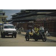 Patrouille conjointe de la police cambodgienne en side-car avec un véhicule pick-up 4x4 de patrouille de la Police civile (CivPol) de l'APRONUC à Battambang.