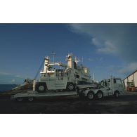 Déchargement de véhicules militaires aux couleurs de l'ONU du ferry "Arcade Eagle" d'Oslo.