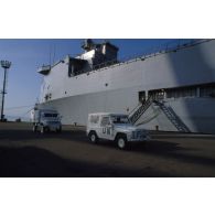 Camion Mercedes norvégien et Peugeot P4 aux couleurs de l'ONU longeant le quai devant le transport de chalands de débarquement (TCD) Foudre sur le port croate de Rijeka.