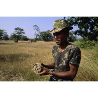 Un démineur cambodgien présente une mine PMN2 (URSS) trouvée lors d'une opération de déminage dans la région de Svay Chek.