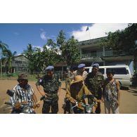 Trois observateurs militaires de l'ONU, deux russes et un algérien, échangent avec des cambodgiens dans la rue à Srae Ambel.