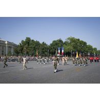 Défilé des gardes au drapeau sénégalaises et nigeriennes sur les Champs-Elysées, à Paris.