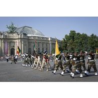 Défilé des gardes au drapeau sénégalaises, nigerianes et nigeriennes sur les Champs-Elysées, à Paris.