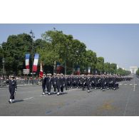 Le capitaine de frégate Stéphanie Guénot-Bresson, commandant l'Ecole navale, défile en tête de ses élèves sur les Champs-Elysées, à Paris.