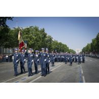 Défilé de la garde au drapeau de l'Ecole militaire interarmes (EMIA) sur les Champs-Elysées, à Paris.