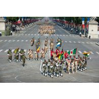 Défilé des troupes africaines et des casques bleus des Nations Unies sur les Champs-Elysées, à Paris.