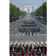 Le lieutenant-colonel Alain Walter défile en tête des élèves de l'Ecole militaire interarmes (EMIA) sur les Champs-Elysées, à Paris.