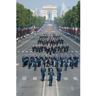 Le lieutenant-colonel Alain Walter défile en tête des élèves de l'Ecole militaire interarmes (EMIA) sur les Champs-Elysées, à Paris.