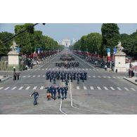 Le lieutenant-colonel Alain Walter défile en tête des élèves de l'Ecole militaire interarmes (EMIA) sur les Champs-Elysées, à Paris.