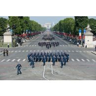 Défilé des élèves de l'Ecole militaire interarmes (EMIA) sur les Champs-Elysées, à Paris.