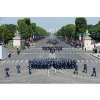 Défilé des élèves de l'Ecole militaire interarmes (EMIA) sur les Champs-Elysées, à Paris.