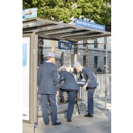 Des élèves de l'Ecole militaire interarmes (EMIA) cirent leurs souliers pour défiler sur les Champs-Elysées, à Paris.