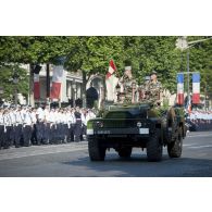 Le général Henry Bazin inspecte la mise en place des troupes sur les Champs-Elysées, à Paris.