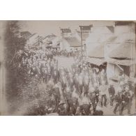 Funérailles du gouverneur général. Le cortège se rendant à la canonnière "Le Moulun". Hanoï. [légende d'origine]