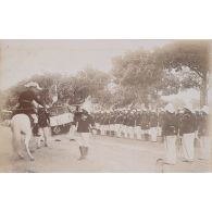 Revue du 15 octobre 98. Hanoï. Remise des drapeaux aux 9e et 10e régiments d'infanterie de Marine. [légende d'origine]