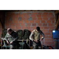 Le photographe Simon et l'officier image Maxime se préparent pour une séance de self-défense dans la salle de sport du camp de Causse.