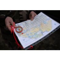 L'opérateur vidéo Julien étudie une carte pour une course d'orientation sur le camp de Causse.