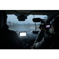 Le photographe Simon filme l'officier image Maxime au volant d'une voiture sur le camp de Causse.