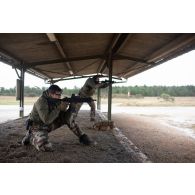 L'officier image Maxime et le photographe Simon tirent au fusil d'assaut HK-416 sur le champ de tir du camp de Causse.