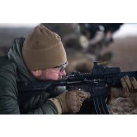 Le photographe Simon tire au fusil d'assaut HK-416 sur le champ de tir du camp de Causse.