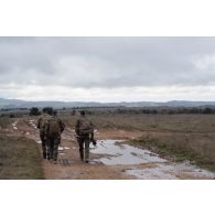 L'officier image Maxime marche aux côtés de l'opérateur vidéo Julien et du photographe Simon entre le camp de Causse et la ville de Castres.