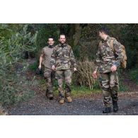 L'officier image Maxime marche aux côtés de l'opérateur vidéo Julien et du photographe Simon entre le camp de Causse et la ville de Castres.