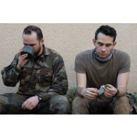 Le photographe Simon et l'opérateur vidéo Julien prennent leur pause-repas pendant une marche entre le camp de Causse et la ville de Castres.