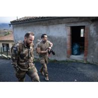 Le photographe Simon et l'opérateur vidéo Julien effectuent une marche entre le camp de Causse et la ville de Castres.