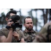 L'opérateur vidéo Julien filme l'officier image Maxime aux côtés du photographe Simon pour une interview au terme d'une marche entre le camp de Causse et la ville de Castres.