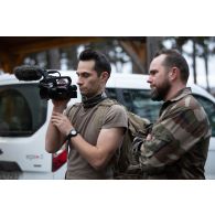 L'opérateur vidéo Julien filme l'officier image Maxime aux côtés du photographe Simon pour une interview au terme d'une marche entre le camp de Causse et la ville de Castres.