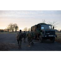 L'officier image Maxime, le photographe Simon et l'opérateur vidéo Julien s'apprête à monter à bord d'un camion GBC-180 à Mourmelon.