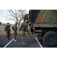 L'officier image Maxime, le photographe Simon et l'opérateur vidéo Julien montent à bord d'un camion GBC-180 à Mourmelon.