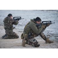 L'officier image Maxime et l'opérateur vidéo Julien effectuent les tirs de réglage de leur fusil d'assaut FAMAS sur le champ de tir de Montmorency.