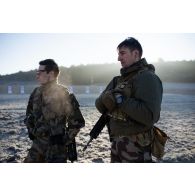 L'officier image Maxime et l'opérateur vidéo Julien participe à un exercice de tir au fusil d'assaut FAMAS sur le champ de tir de Montmorency.