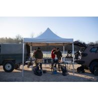 Des instructeurs du 51e régiment d'infanterie (RI) installent des boissons chaudes pour les stagiaires sur le champ de tir de Montmorency.