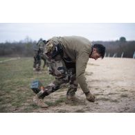 L'officier Maxime ramasse ses cartouches après une séance de tir sur le champ de tir de Montmorency.