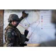 L'officier image Maxime donne des consignes à son groupe pour un cours anti-engins explosifs (IED) à Mourmelon.