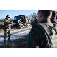 Un instructeur du 51e régiment d'infanterie (RI) encadre un cours anti-engins explosifs (IED) à Mourmelon.