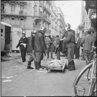 Alger. Victime de l'attentat à la bombe commis le 18 avril 1959 rue Michelet.