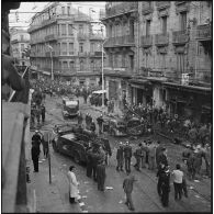 Alger. Rue Michelet après l'attentat à la bombe commis le 18 avril 1959.