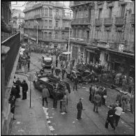 Alger. Rue Michelet après l'attentat à la bombe commis le 18 avril 1959.