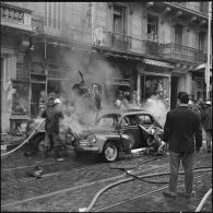 Alger. Rue Michelet après l'attentat à la bombe commis le 18 avril 1959.