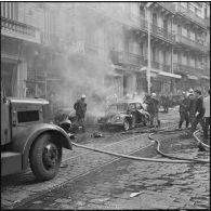 Alger. Rue Michelet après l'attentat à la bombe commis le 18 avril 1959.