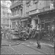 Alger. Rue Michelet après l'attentat à la bombe commis le 18 avril 1959.