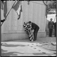 Alger. Raymond Triboulet dépose une gerbe de fleurs au monument aux morts.