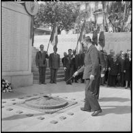 Alger. Raymond Triboulet ranime la flamme au monument aux morts.