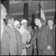 Alger. Raymond Triboulet salut les anciens combattants à la Maison du combattant.