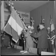 Alger. Raymond Triboulet remet les drapeaux à différentes associations d'anciens combattants.